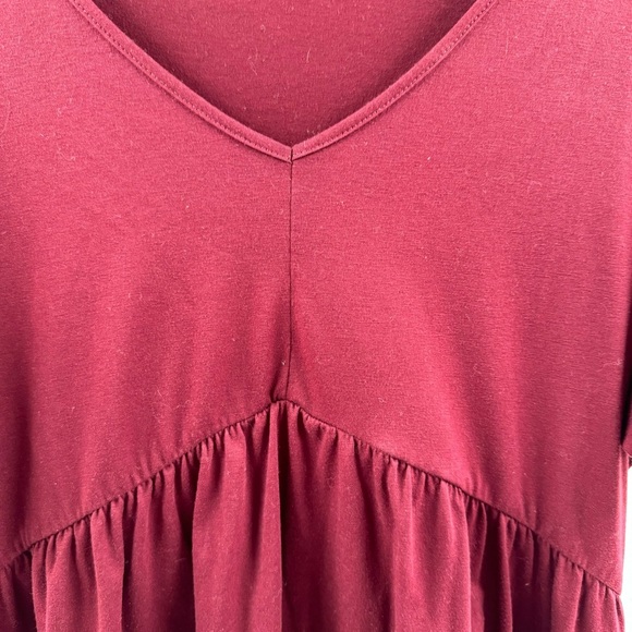 Maroon Short Sleeve V-Neck Dress – Size Large, Soft & Flowy - Picture 4 of 6